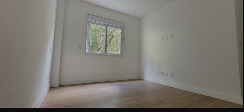 APARTAMENTO COM 1 SUÍTE MAIS 2 DORMITÓRIOS, E 2 VAGAS DE GARAGEM NO BAIRRO SOUZA CRUZ - Brusque - 