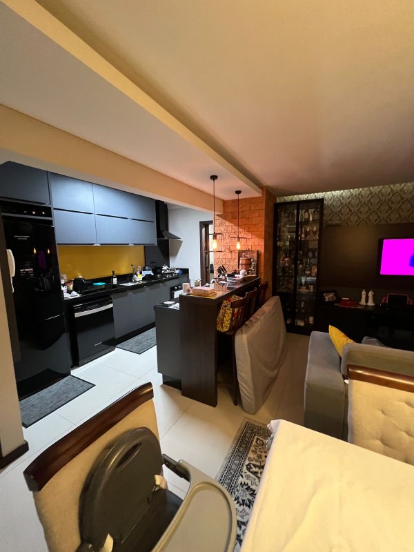 APARTAMENTO MOBILIADO DE 1 SUÍTE MAIS 1 DORMITÓRIO NO CENTRO - Brusque - 
