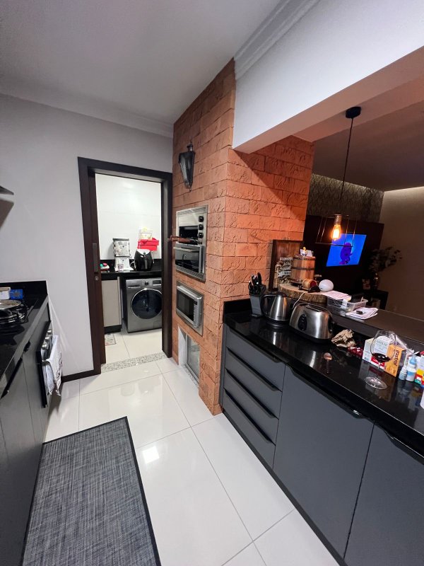 APARTAMENTO MOBILIADO DE 1 SUÍTE MAIS 1 DORMITÓRIO NO CENTRO - Brusque - 