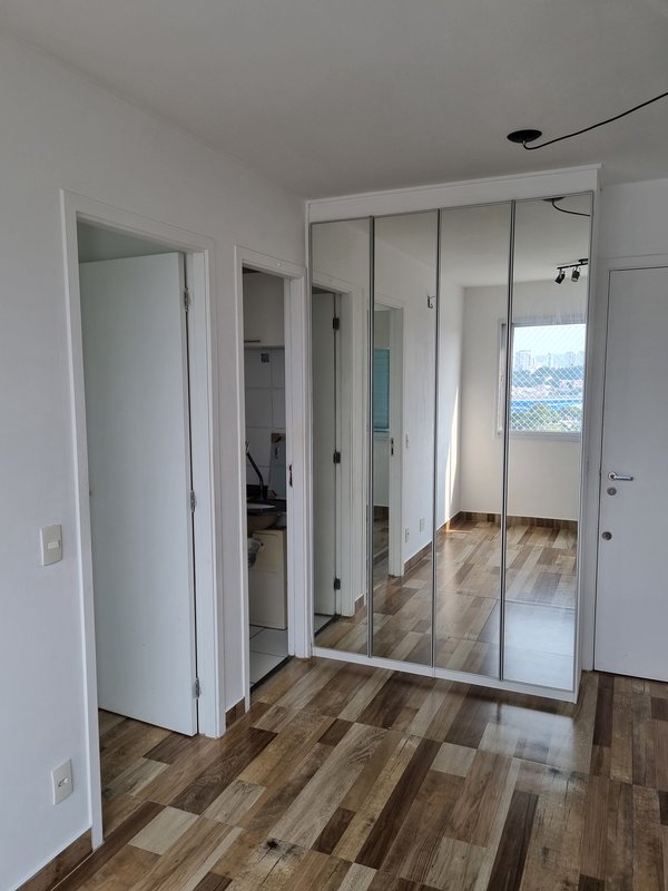 ALUGA-SE APT, 32M&sup2; - JANELA ANTI RU&Iacute;DO &ndash; R$1.750,00 Rua Torres da Barra São Paulo - 