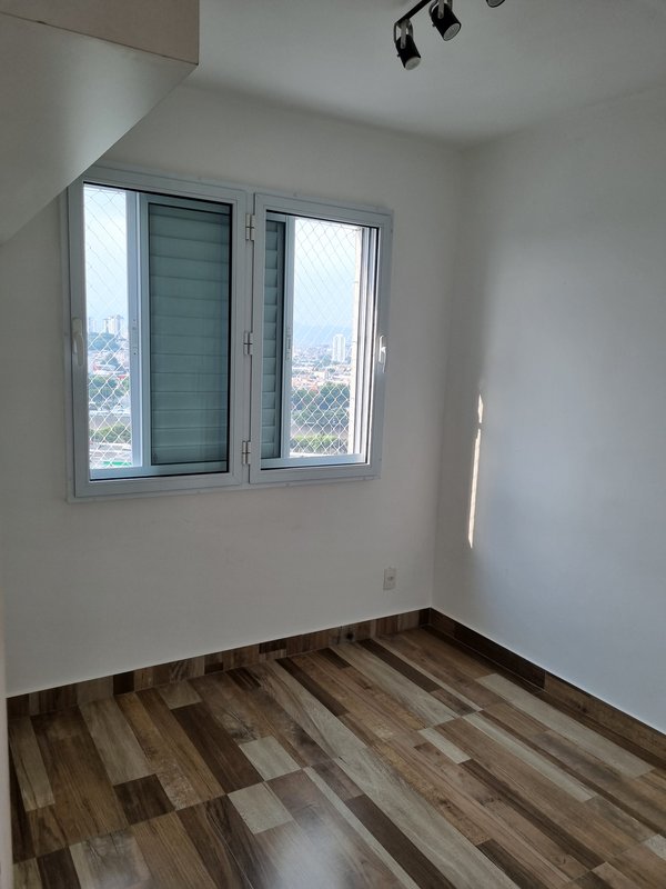 ALUGA-SE APT, 32M&sup2; - JANELA ANTI RU&Iacute;DO &ndash; R$1.750,00 Rua Torres da Barra São Paulo - 