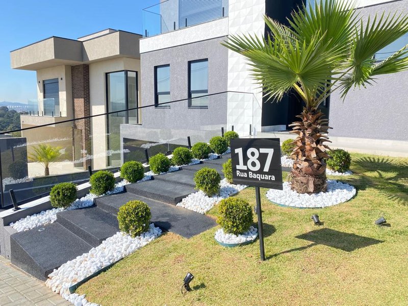 Casa com 3 dormitórios sendo 3 suítes e 4 vagas no Santa Anna com 435m² por R$ 3.790.000 Estrada de Santo André Santana de Parnaíba - 