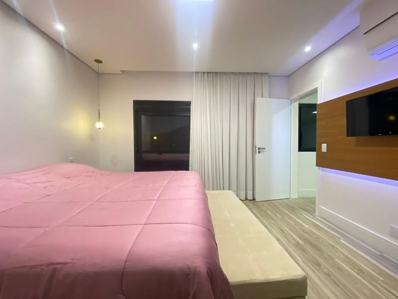 Casa com 3 dormitórios sendo 3 suítes e 4 vagas no Santa Anna com 435m² por R$ 3.790.000 Estrada de Santo André Santana de Parnaíba - 