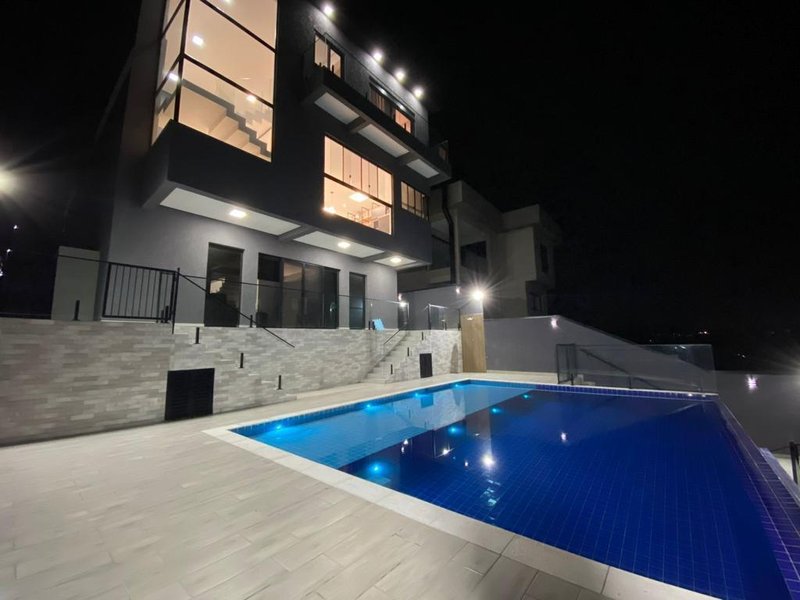 Casa com 3 dormitórios sendo 3 suítes e 4 vagas no Santa Anna com 435m² por R$ 3.790.000 Estrada de Santo André Santana de Parnaíba - 