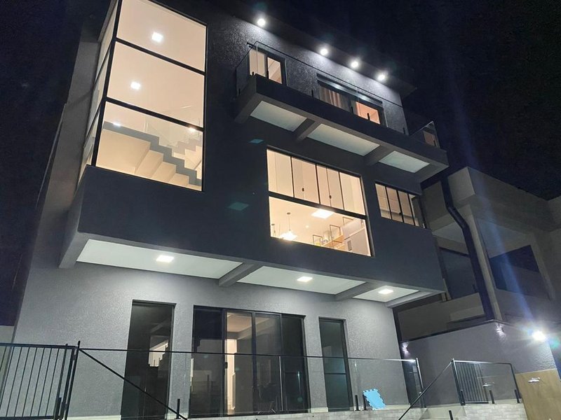 Casa com 3 dormitórios sendo 3 suítes e 4 vagas no Santa Anna com 435m² por R$ 3.790.000 Estrada de Santo André Santana de Parnaíba - 