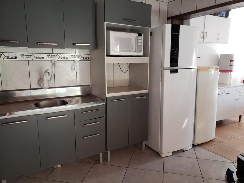 Casa com 3 quartos, 1 suíte, 2 banheiros, 3 vagas, com PISCINA e churrasqueira Av. Paraguassu Capão da Canoa - 