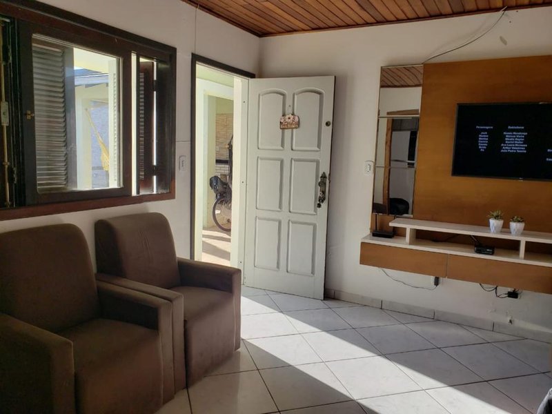 Casa com 3 quartos, 1 suíte, 2 banheiros, 3 vagas, com PISCINA e churrasqueira Av. Paraguassu Capão da Canoa - 