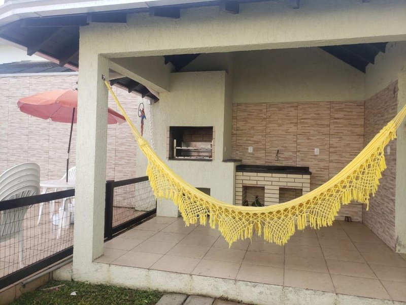 Casa com 3 quartos, 1 suíte, 2 banheiros, 3 vagas, com PISCINA e churrasqueira Av. Paraguassu Capão da Canoa - 