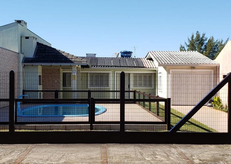 Casa com 3 quartos, 1 suíte, 2 banheiros, 3 vagas, com PISCINA e churrasqueira Av. Paraguassu Capão da Canoa - 