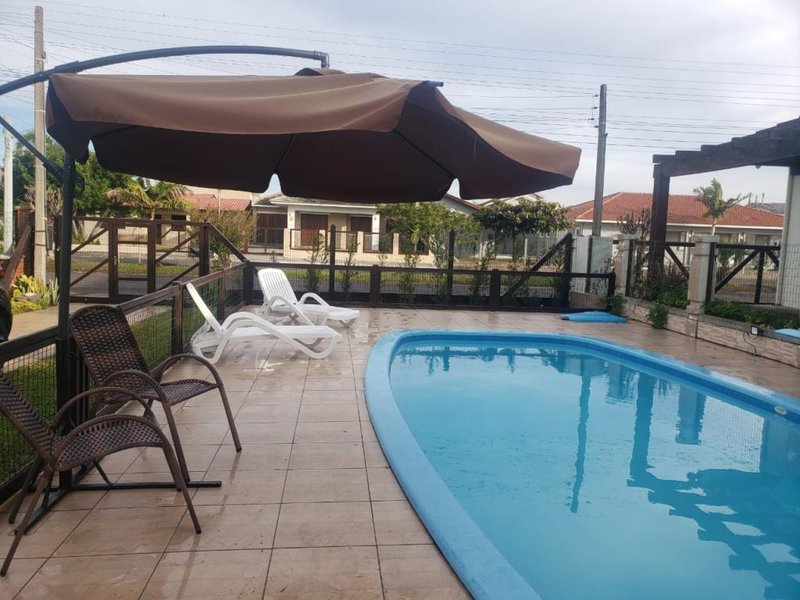 Casa com 3 quartos, 1 suíte, 2 banheiros, 3 vagas, com PISCINA e churrasqueira Av. Paraguassu Capão da Canoa - 