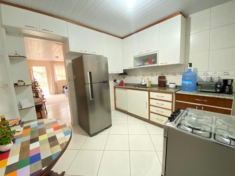 Casa duplex com 2 quartos, sala ampla, banheiro, cozinha com área de serviço coberta e vag - Nova Friburgo - 