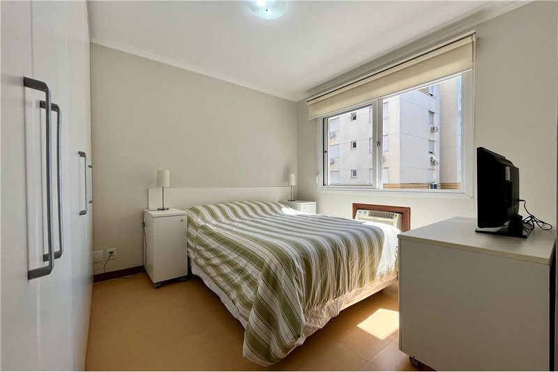 Apartamento com 3 dormitórios á 250m da Rua Anita Garibaldi Afonso Taunay Porto Alegre - 