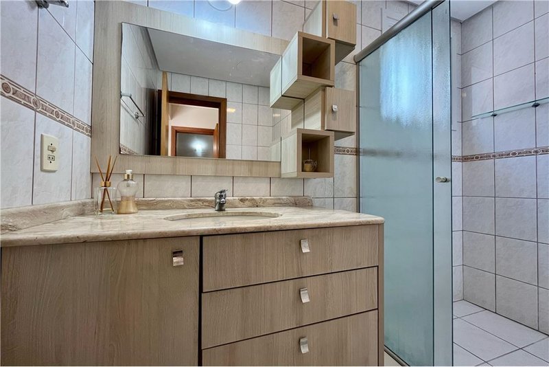 Apartamento com 3 dormitórios á 250m da Rua Anita Garibaldi Afonso Taunay Porto Alegre - 