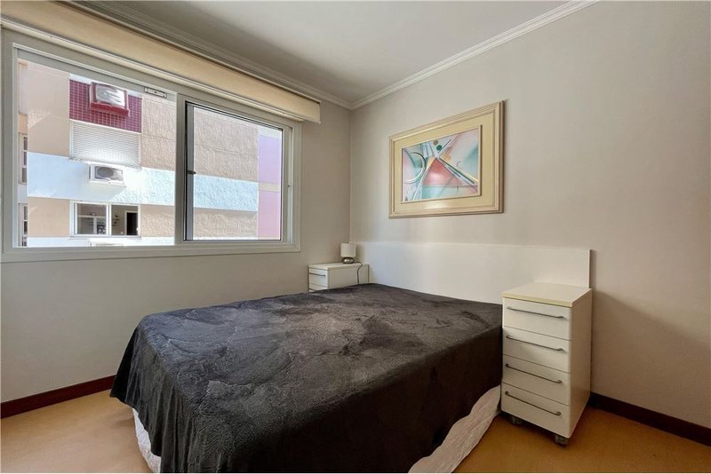 Apartamento com 3 dormitórios á 250m da Rua Anita Garibaldi Afonso Taunay Porto Alegre - 