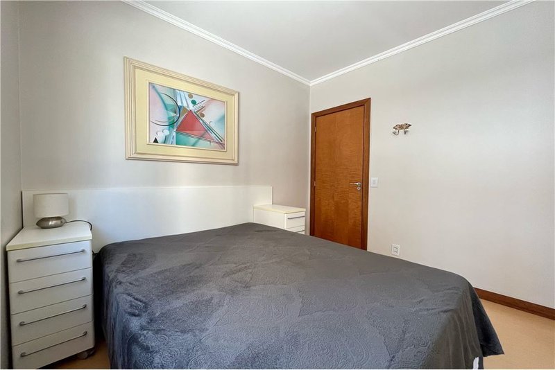Apartamento com 3 dormitórios á 250m da Rua Anita Garibaldi Afonso Taunay Porto Alegre - 