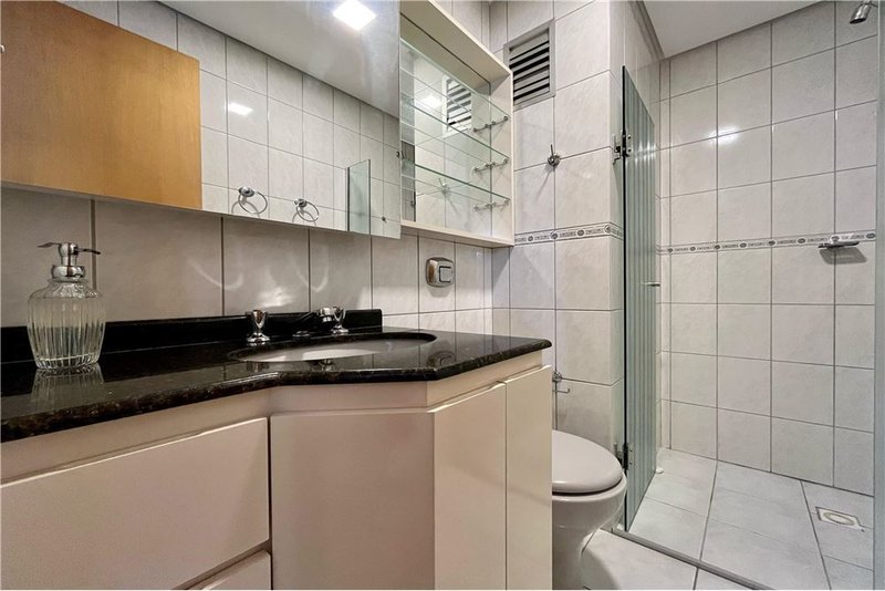 Apartamento com 3 dormitórios á 250m da Rua Anita Garibaldi Afonso Taunay Porto Alegre - 