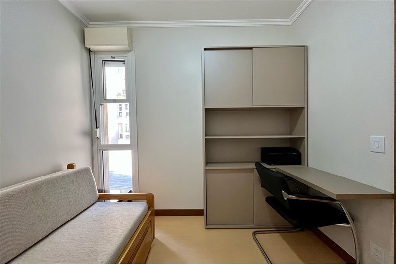 Apartamento com 3 dormitórios á 250m da Rua Anita Garibaldi Afonso Taunay Porto Alegre - 
