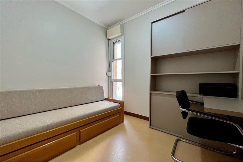 Apartamento com 3 dormitórios á 250m da Rua Anita Garibaldi Afonso Taunay Porto Alegre - 