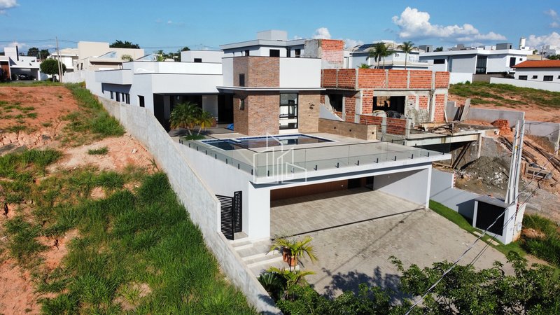 Excelente casa com 3 suítes a venda no Portal dos Bandeirantes  Salto - 