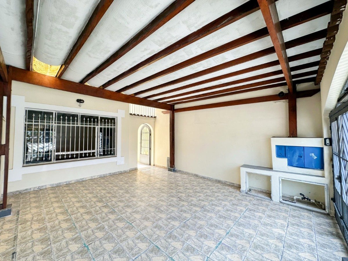 Casa à venda com 3 quartos, 158m² - Foto 1