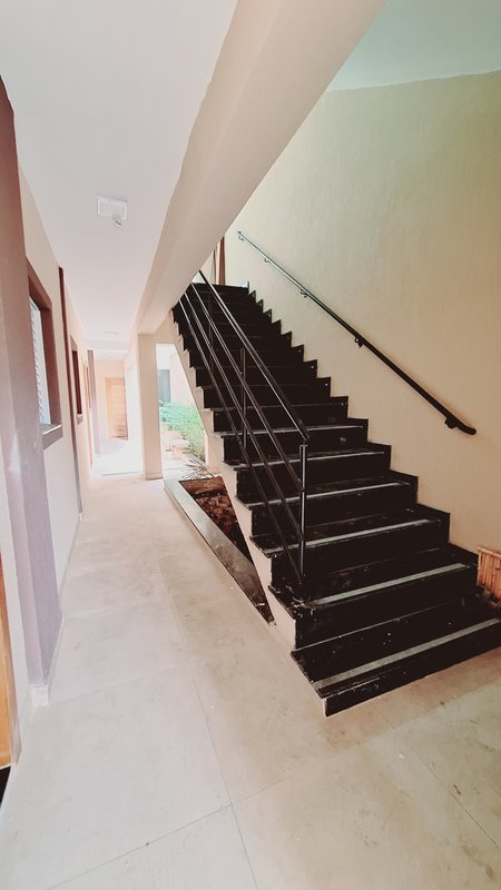 Apartamento à venda pronto para morar com 2 dormitórios na Vila Carrão Rua Trapicheiro São Paulo - Escada