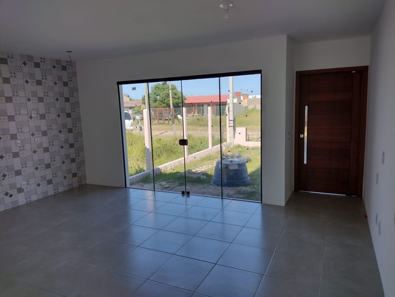 Casa a venda,  3 quartos, sendo 1 suíte, churrasqueira e garagem coberta, próximo ao Mar Rua Arabutã Capão da Canoa - 