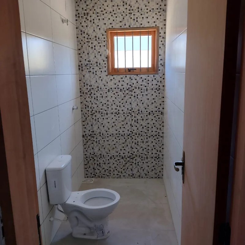 Casa a venda,  3 quartos, sendo 1 suíte, churrasqueira e garagem coberta, próximo ao Mar Rua Arabutã Capão da Canoa - 