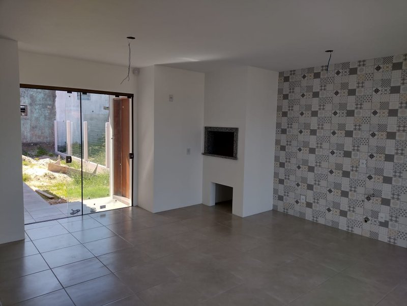 Casa a venda,  3 quartos, sendo 1 suíte, churrasqueira e garagem coberta, próximo ao Mar Rua Arabutã Capão da Canoa - 