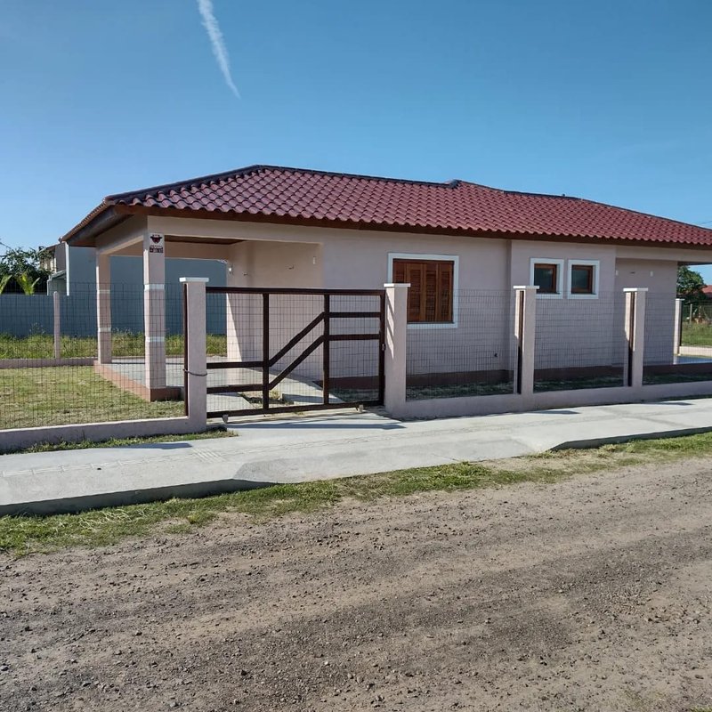 Casa a venda,  3 quartos, sendo 1 suíte, churrasqueira e garagem coberta, próximo ao Mar Rua Arabutã Capão da Canoa - 