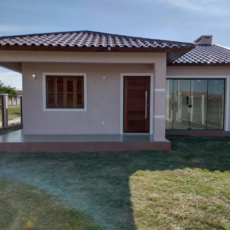 Casa a venda,  3 quartos, sendo 1 suíte, churrasqueira e garagem coberta, próximo ao Mar Rua Arabutã Capão da Canoa - 