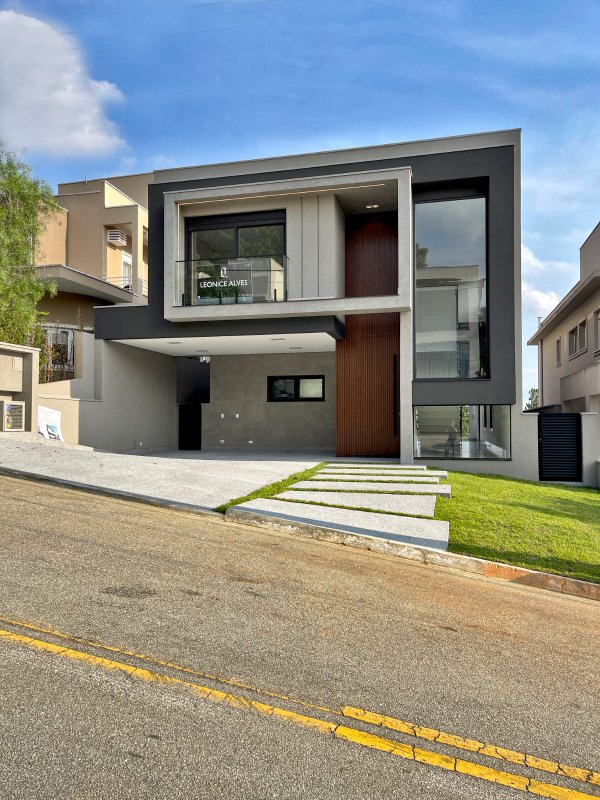 Casa Nova no Res. Valville, um projeto Leonice Alves Alameda dos Sinos  Santana de Parnaíba - 
