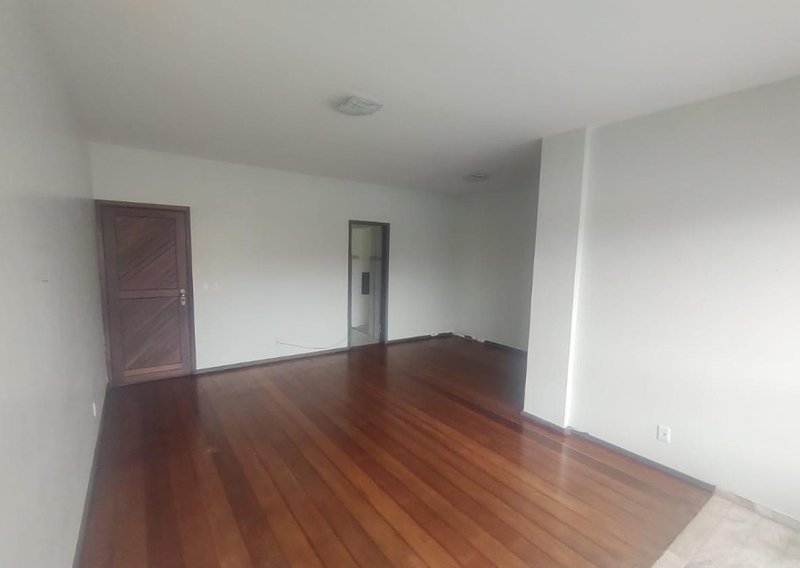 Apartamento com 94 M² - 2Q - 1 suíte - 2 vagas de garagem - Dependência completa Avenida Manoel Dias da Silva Salvador - 