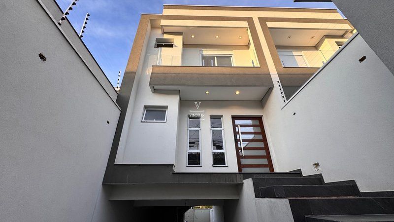 Sobrado 3 su&iacute;tes + &aacute;rea gourmet com piscina + 6 vagas de garagem  Guarulhos - 