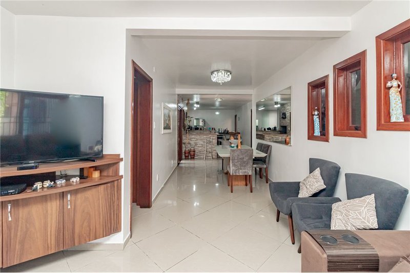 Casa com terreno de 219m² á 100 metros do Colégio Kennedy R. Dr. Ladislau Rutkay Porto Alegre - 