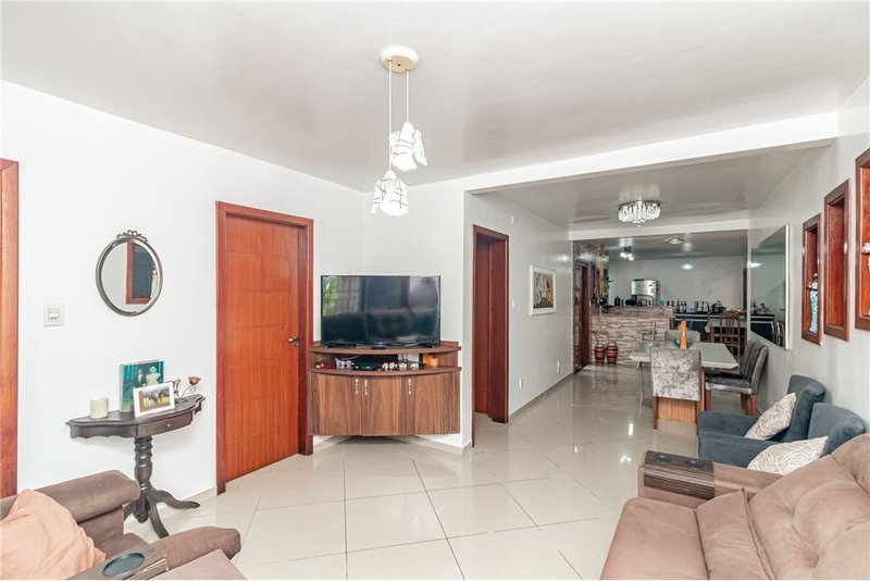 Casa com terreno de 219m² á 100 metros do Colégio Kennedy R. Dr. Ladislau Rutkay Porto Alegre - 