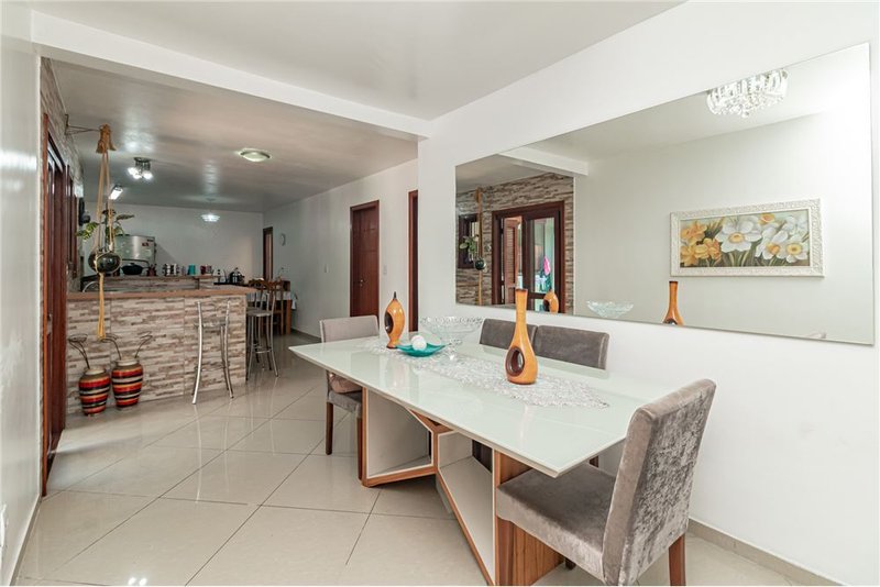 Casa com terreno de 219m² á 100 metros do Colégio Kennedy R. Dr. Ladislau Rutkay Porto Alegre - 