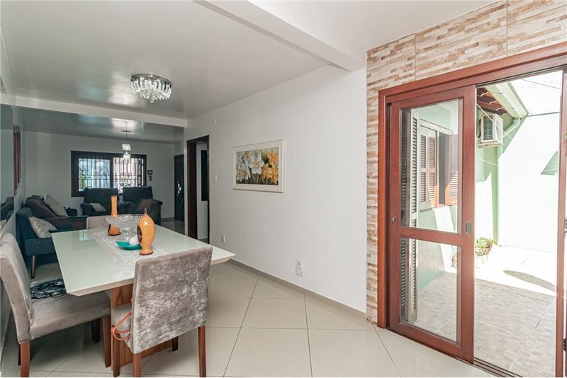 Casa com terreno de 219m² á 100 metros do Colégio Kennedy R. Dr. Ladislau Rutkay Porto Alegre - 