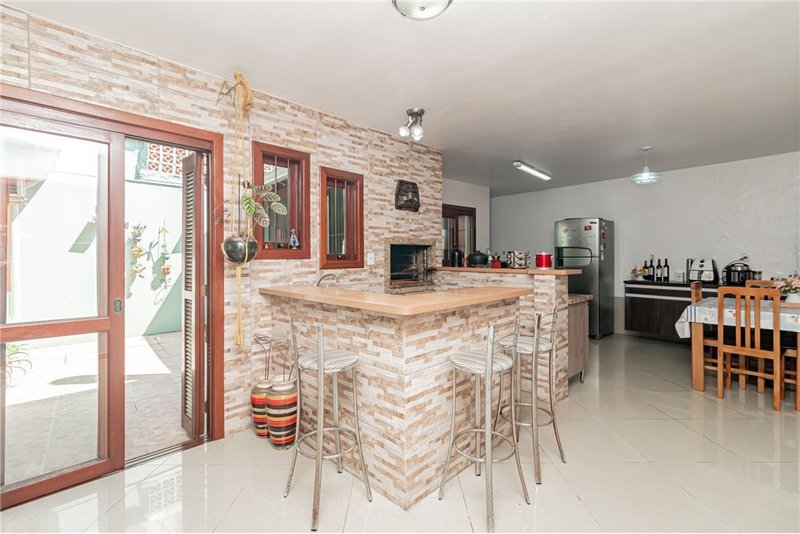 Casa com terreno de 219m² á 100 metros do Colégio Kennedy R. Dr. Ladislau Rutkay Porto Alegre - 
