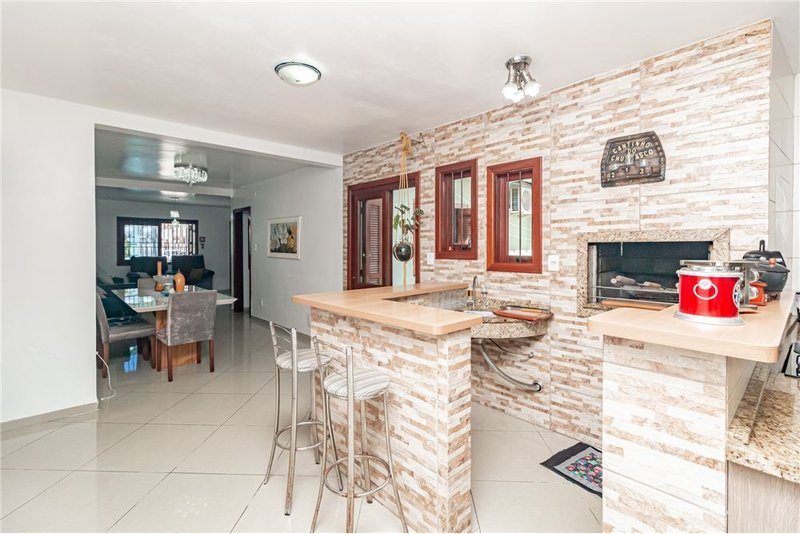 Casa com terreno de 219m² á 100 metros do Colégio Kennedy R. Dr. Ladislau Rutkay Porto Alegre - 