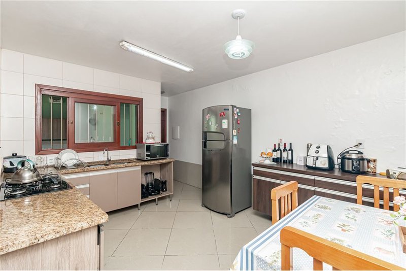 Casa com terreno de 219m² á 100 metros do Colégio Kennedy R. Dr. Ladislau Rutkay Porto Alegre - 