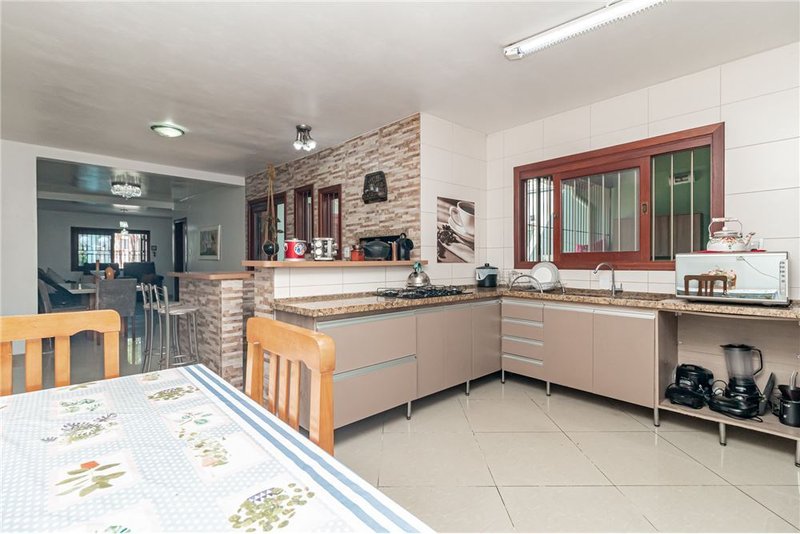 Casa com terreno de 219m² á 100 metros do Colégio Kennedy R. Dr. Ladislau Rutkay Porto Alegre - 