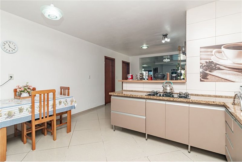 Casa com terreno de 219m² á 100 metros do Colégio Kennedy R. Dr. Ladislau Rutkay Porto Alegre - 