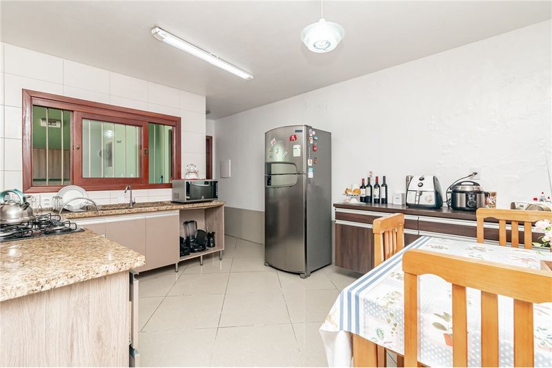 Casa com terreno de 219m² á 100 metros do Colégio Kennedy R. Dr. Ladislau Rutkay Porto Alegre - 