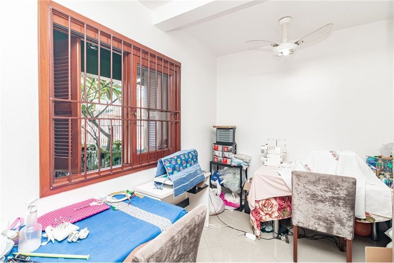 Casa com terreno de 219m² á 100 metros do Colégio Kennedy R. Dr. Ladislau Rutkay Porto Alegre - 