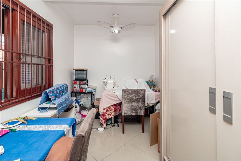 Casa com terreno de 219m² á 100 metros do Colégio Kennedy R. Dr. Ladislau Rutkay Porto Alegre - 