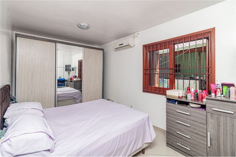 Casa com terreno de 219m² á 100 metros do Colégio Kennedy R. Dr. Ladislau Rutkay Porto Alegre - 