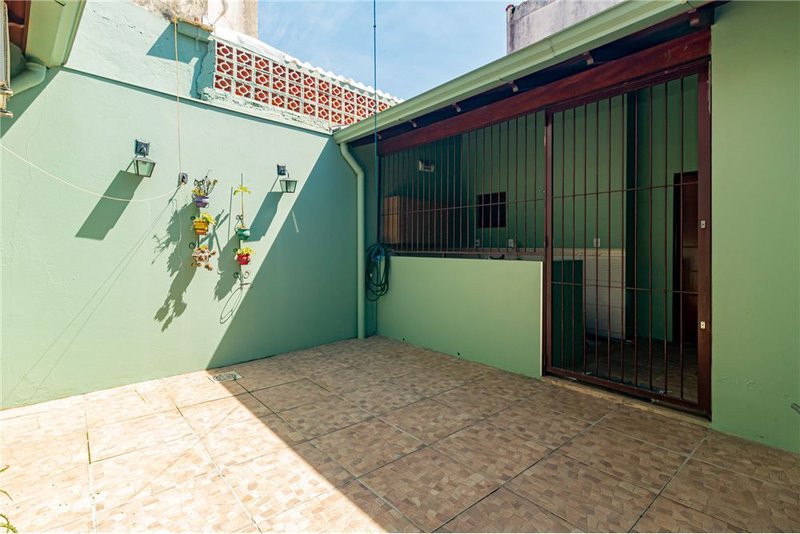 Casa com terreno de 219m² á 100 metros do Colégio Kennedy R. Dr. Ladislau Rutkay Porto Alegre - 