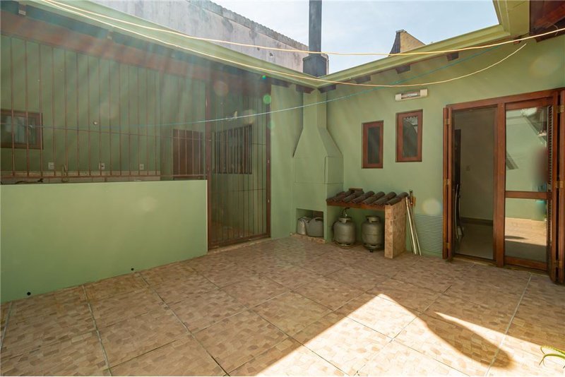 Casa com terreno de 219m² á 100 metros do Colégio Kennedy R. Dr. Ladislau Rutkay Porto Alegre - 