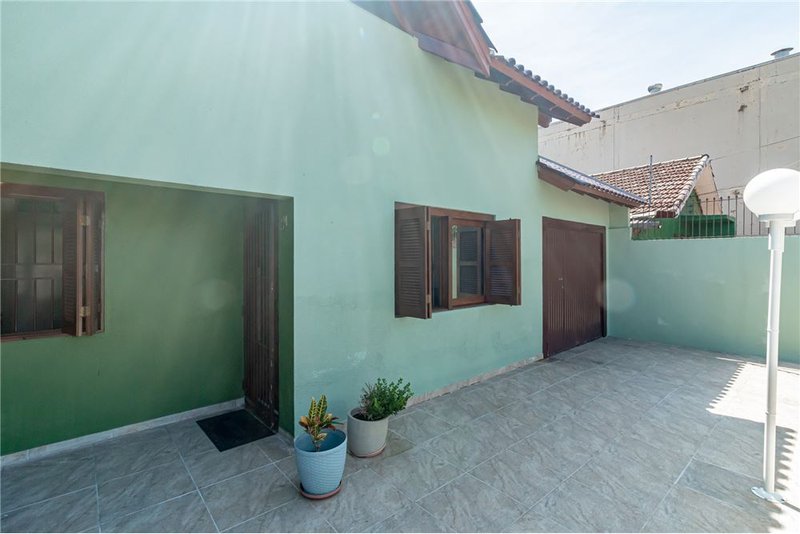 Casa com terreno de 219m² á 100 metros do Colégio Kennedy R. Dr. Ladislau Rutkay Porto Alegre - 