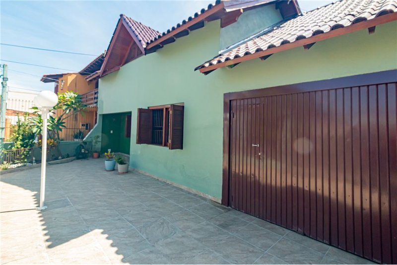Casa com terreno de 219m² á 100 metros do Colégio Kennedy R. Dr. Ladislau Rutkay Porto Alegre - 